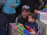 Sergio Ramos reparte regalos a los niños de Camas