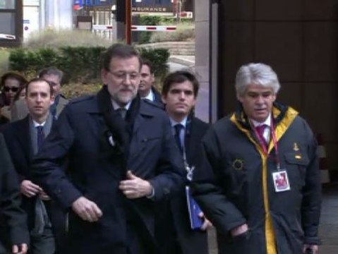 Un miembro de seguridad del Consejo Europeo da el alto y pide su identificación a Rajoy