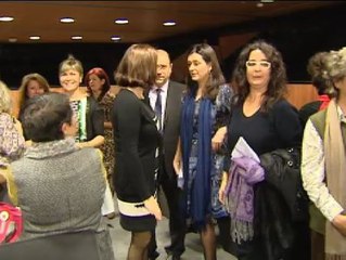 Télécharger la video: Las diputadas socialistas piden votos contra la nueva ley de aborto