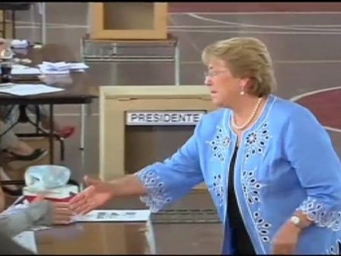 Michelle Bachelet vota en Santiago y llama a la participación