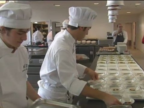 Los alumnos de gastronomía preparan un menú navideño para ayudar a los más desfavorecidos
