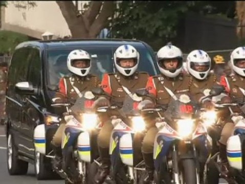 Largas colas ante la capilla ardiente de Mandela en Pretoria