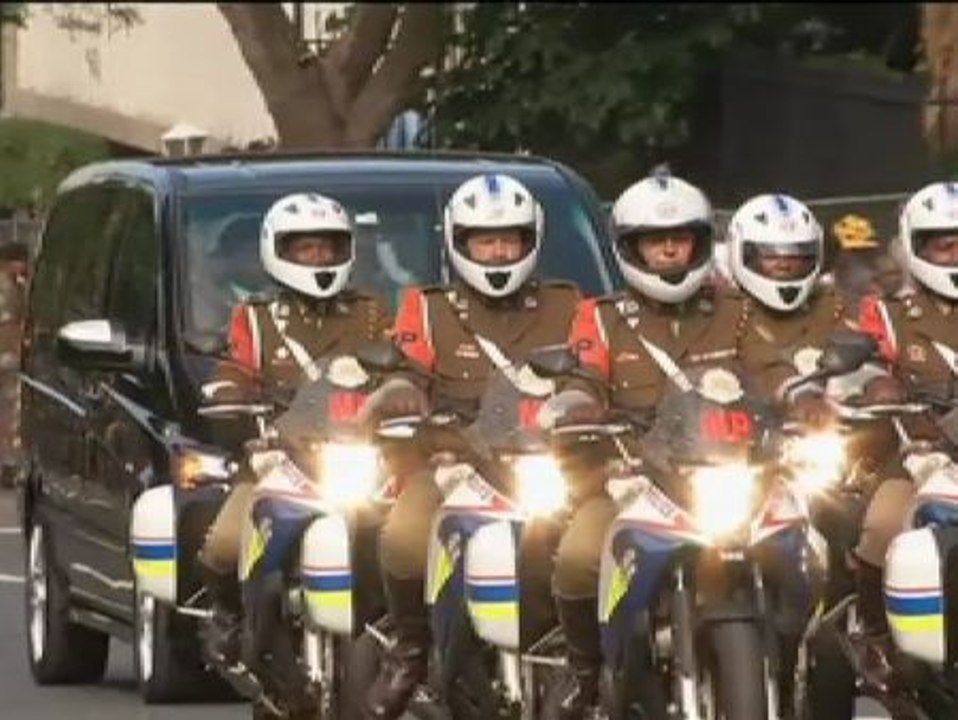 Largas colas ante la capilla ardiente de Mandela en Pretoria