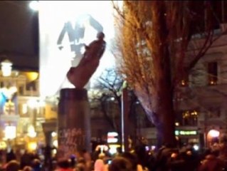 Los manifestantes derriban una estatua de Lenin en Kiev