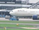 El aterrizaje de emergencia de un avión de Delta en Barajas siembra el pánico entre los pasajeros