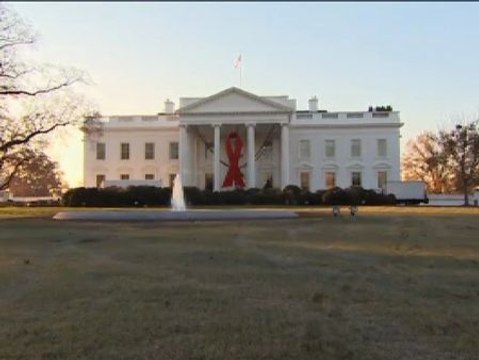 Un lazo rojo gigante en la fachada de la Casa Blanca