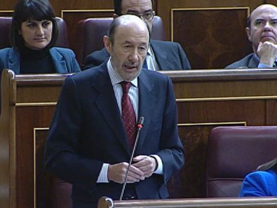 Rubalcaba le pide explicaciones a Rajoy por la contabilidad B y éste le responde sobre el paro