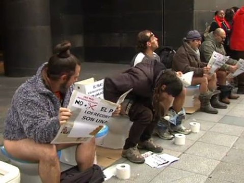 Sentados en inodoros, así protesta un colectivo en Bilbao