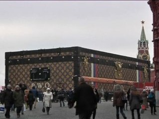 Un baúl en la Plaza Roja indigna a los moscovitas