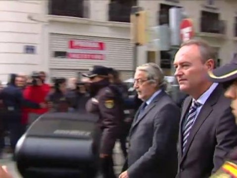 Los trabajadores de Canal 9 increpan a Fabra y piden su dimisión