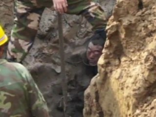 Agónico rescate de un trabajador atrapado por el lodo en China