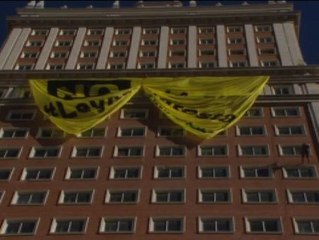 Greenpeace protesta contra la nueva &#039;Ley de Seguridad Ciudadana&#039; con una pancarta gigante