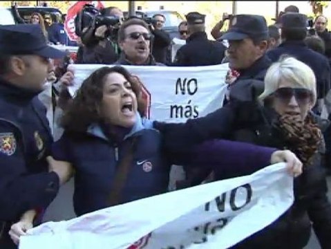 La Policía se deshace a empujones de una veintena de activistas de Stop Desahucios