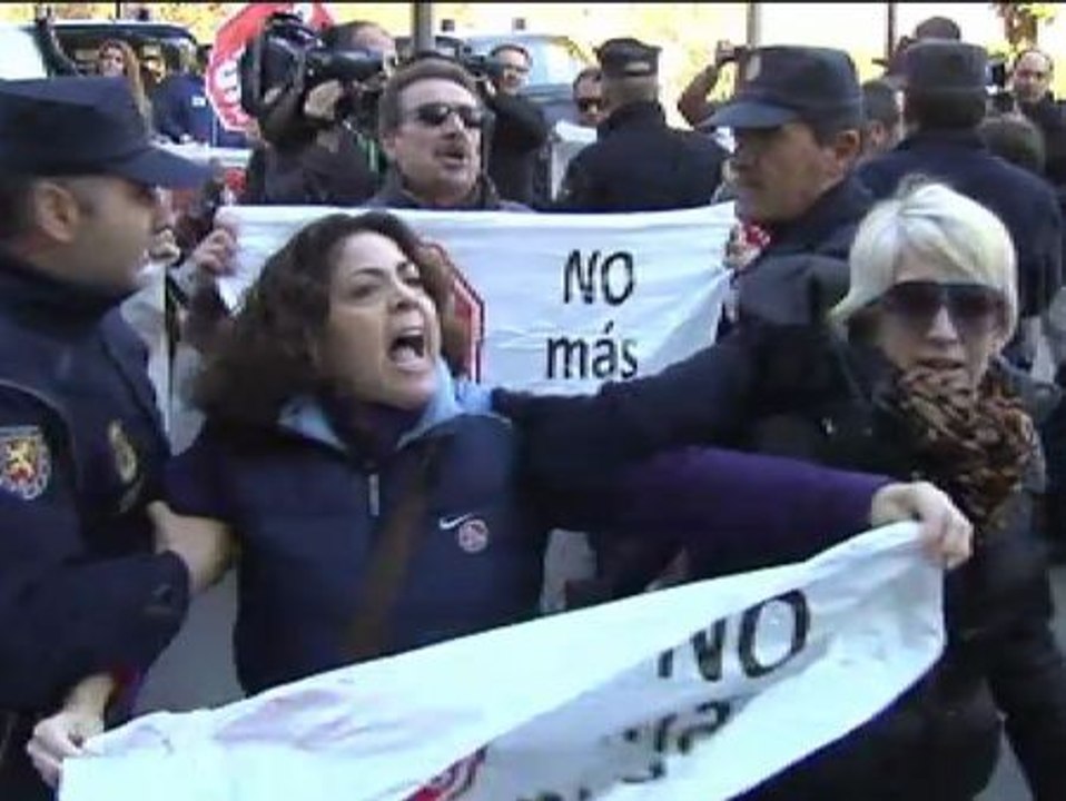 La Policía se deshace a empujones de una veintena de activistas de Stop Desahucios