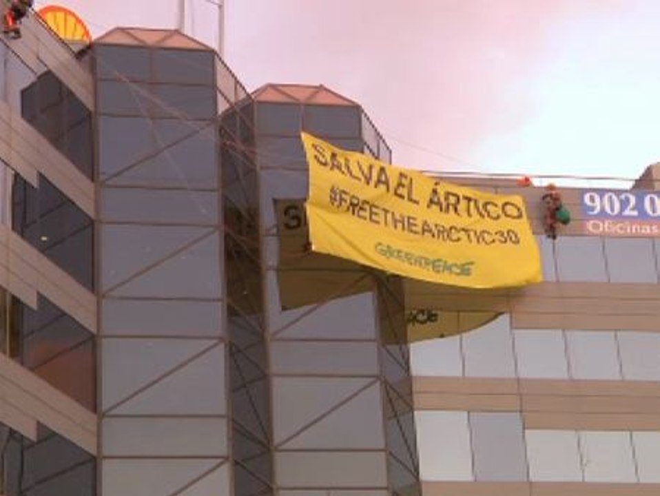 Activistas de Greenpeace protestan descolgándos...