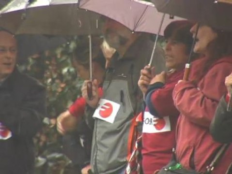 Los trabajadores de Fagor hacen una cadena humana para protestar