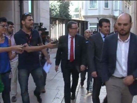 Un periodista de Canal 9 trata de recabar sin éxito unas declaraciones del vicepresidente valenciano sobre el cierre