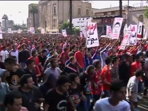 Miles de aficionados de Al-Ahly protestan en El Cairo