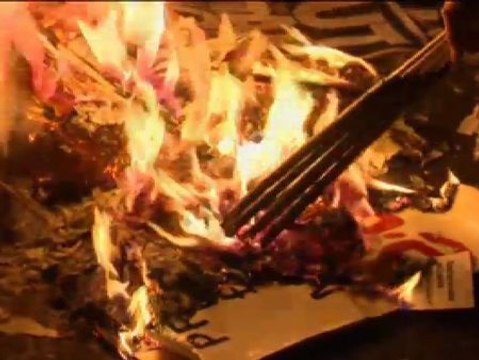 Una gran hoguera con facturas de gas y de luz