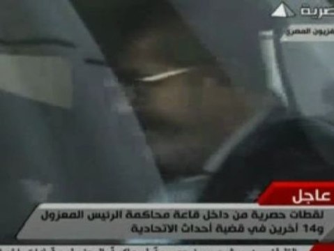 Primeras imagenes de Mohamed Morsi a su llegada al juicio