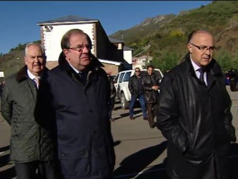 El presidente de la Junta recibe insultos y pitos en el funeral de los mineros leoneses