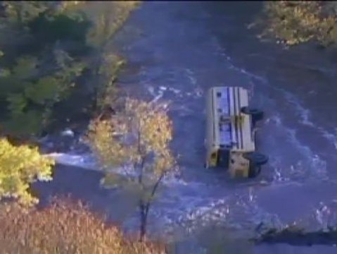 Un autobús escolar cae a un arroyo en Kansas