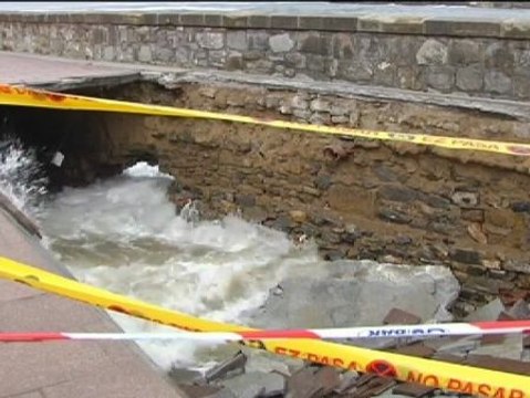 El oleaje provoca un socavón en el paseo marítimo de San Sebastián