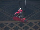 Un activista de Greenpeace se cuelga de la torre Eiffel