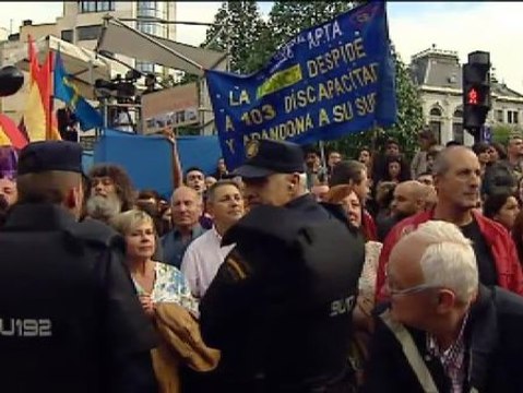 Abucheos y gritos de