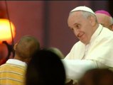Un niño le roba el corazón al Papa Francisco