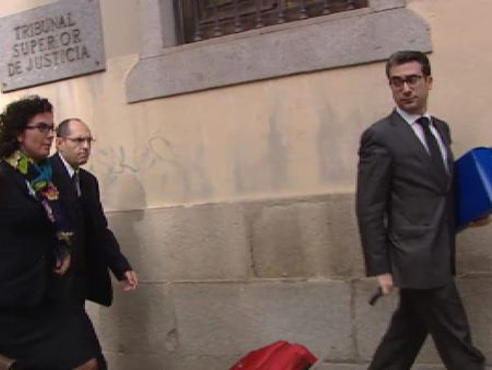 Afectados por las preferentes vitorean al Juez Silva