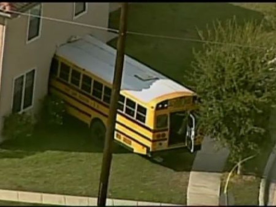 Un autobús escolar se estrella contra una casa en Estados Unidos