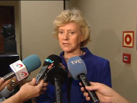 La defensora del Pueblo critica la distancia y frialdad de algunos organismos internacionales con el terrorismo