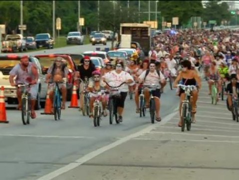 Se celebra una carrera de bicis 'zombie'