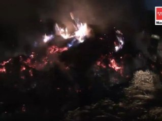 Arde la carga de un camión que transportaba pacas de paja y circulaba por la A-1 sentido Madrid