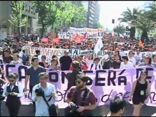 下载视频: Miles de estudiantes chilenos salen a la calle para exigir cambios en el modelo educativo