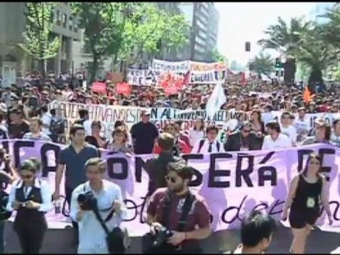 Miles de estudiantes chilenos salen a la calle para exigir cambios en el modelo educativo
