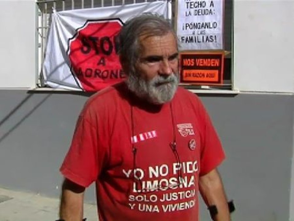 Seis familias ocupan un edificio vacío desde hace años en Aldeia