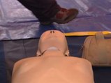 Los servicios de emergencias enseñan cómo reanimar a una persona en paro cardiaco