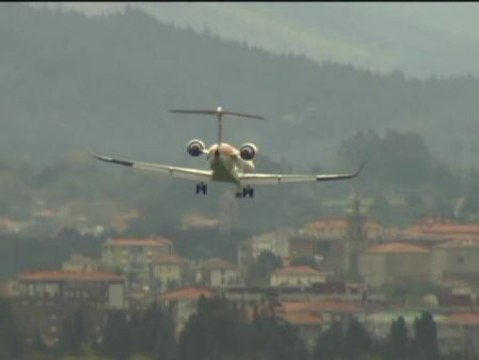 Las fuertes rachas de viento complican las maniobras de aterrizaje y despegue en el aeropuerto de Bilbao
