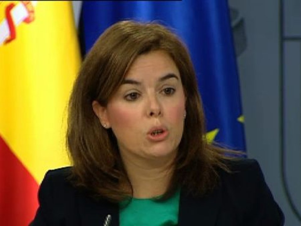 Sáenz de Santamaría:"Somos conscientes de que hay muchísimos españoles que han reducido su salario"