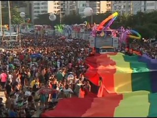 下载视频: Miles de personas toman la playa de Copacabana para celebrar el Día del Orgullo Gay