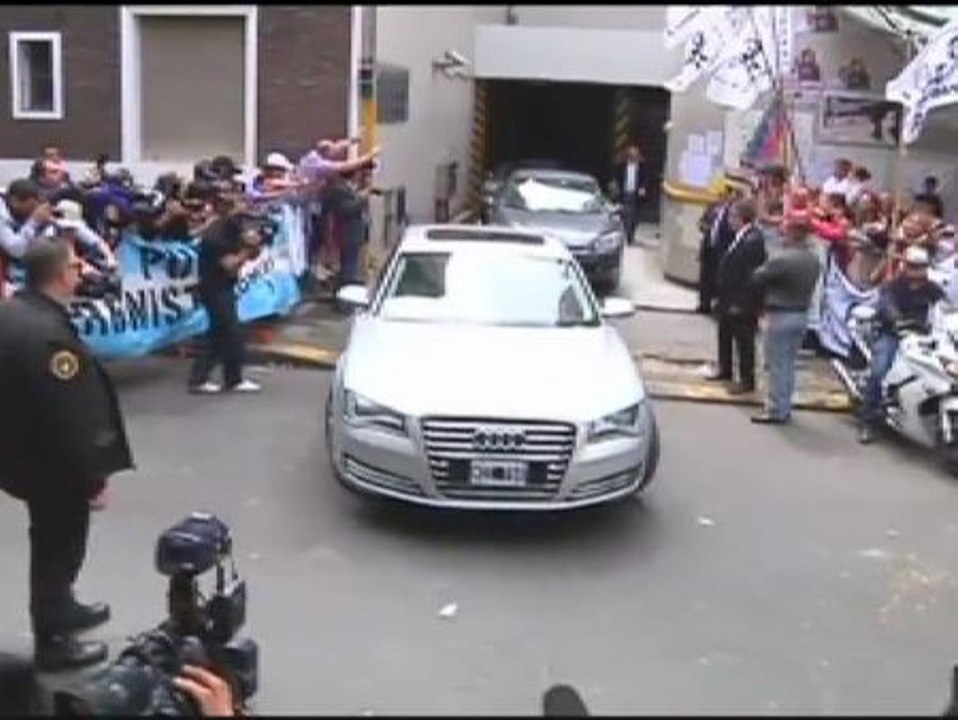 La presidenta argentina abandona el hospital cinco días después de ser operada