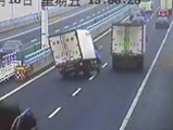 Un camión a toda velocidad pierde el control sobre un puente en China