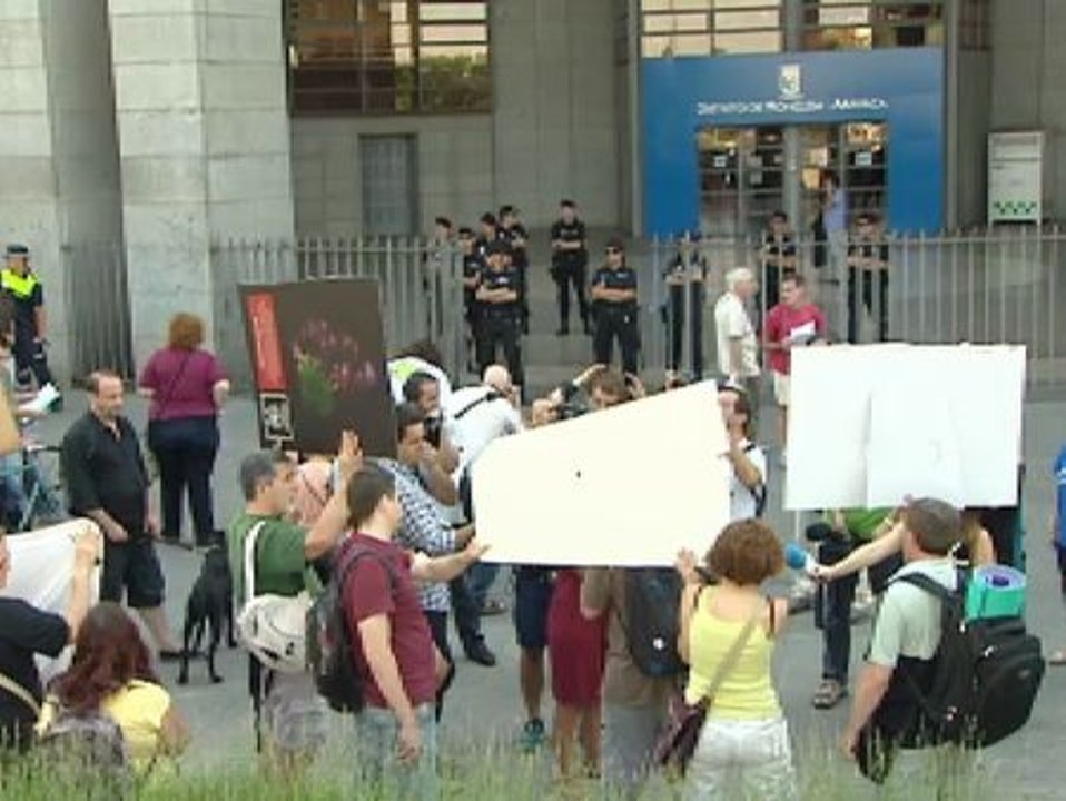 Los vecinos de la calle Ofelia Nieto denuncian el derribo del edificio de Tetuán