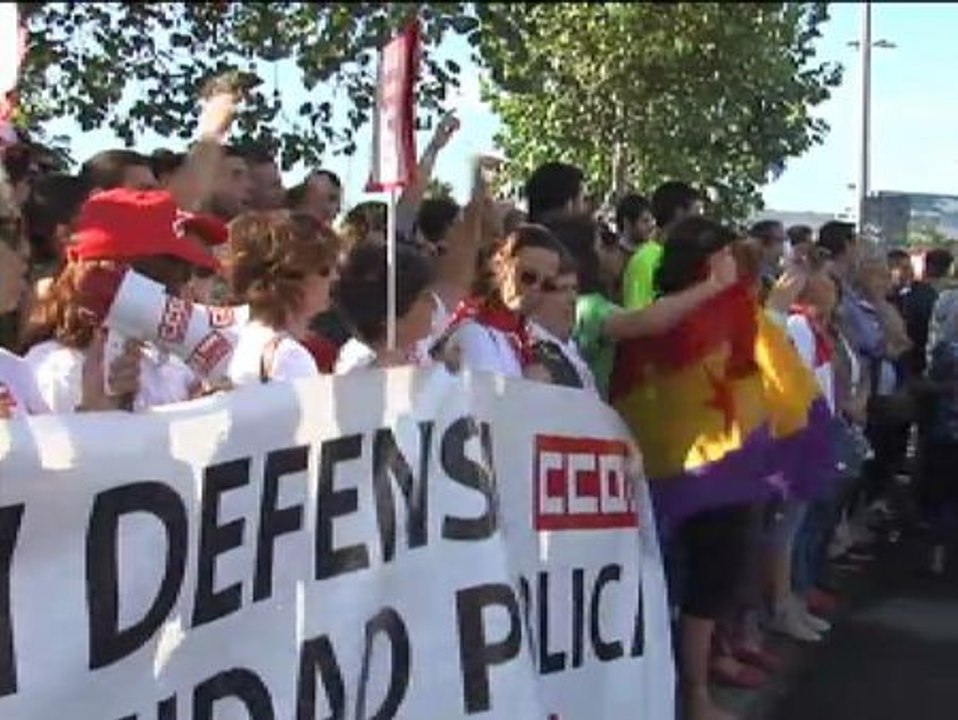 Abucheos y pitidos para recibir a la Princesa y a Wert en Santander