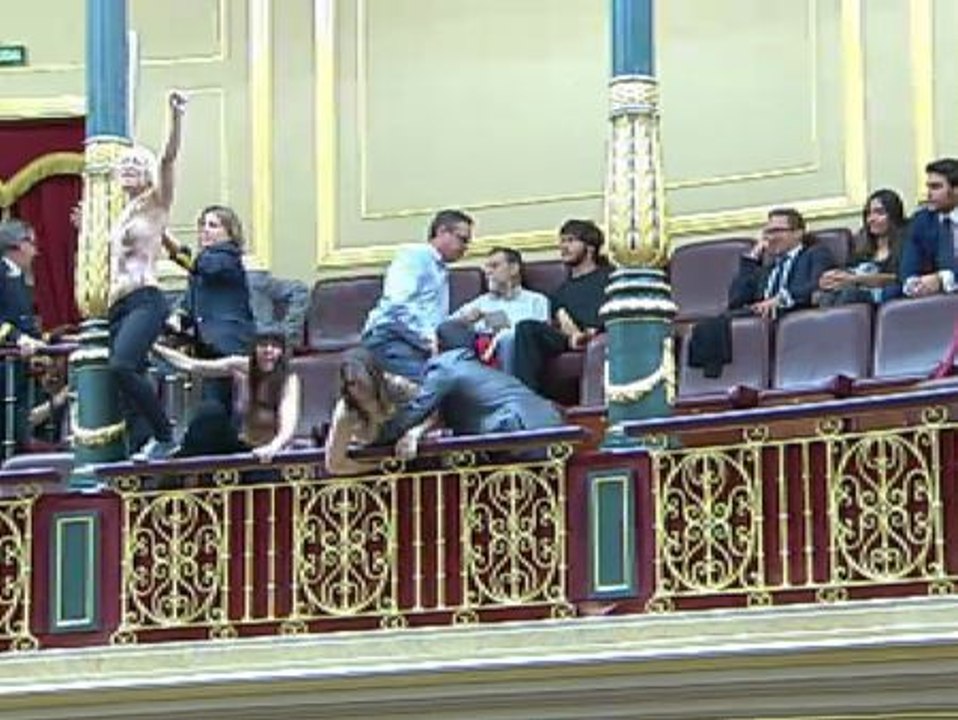 Activistas de Femen interrumpen a Gallardón en el Congreso al grito de ¡Aborto es sagrado!