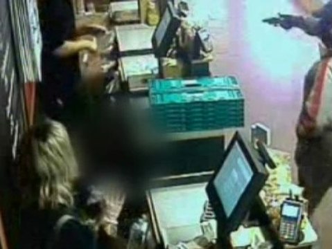 La policía detiene a un atracador robando en una frutería de Barcelona