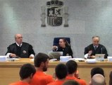 Globos naranjas ante el tribunal para protestar por la detención de Luis Goñi