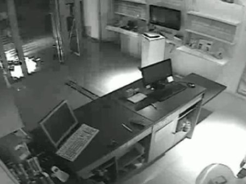 Saquean una tienda de telefonía utilizando papeleras para llevarse los móviles